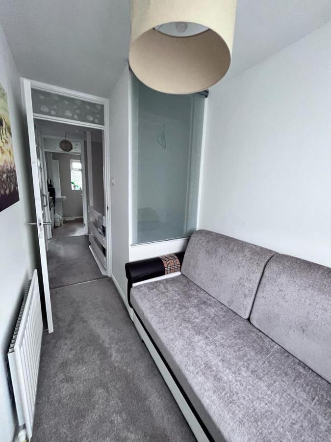 3 Bed House In Walsall, Perfect For Contractors & Leisure & Free Parking Luaran gambar