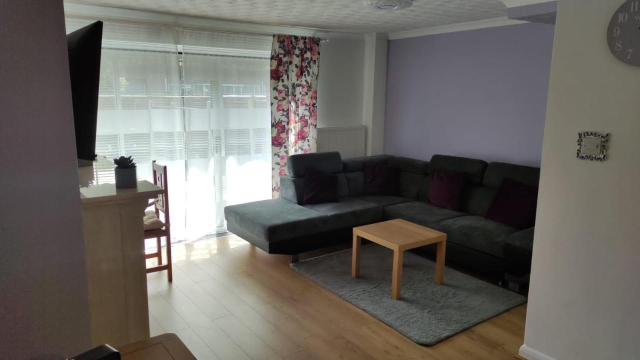 3 Bed House In Walsall, Perfect For Contractors & Leisure & Free Parking Luaran gambar